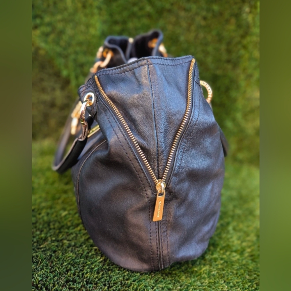 Michael Kors Black Leather Shoulder Bag with Gold Hardware - Picture 5 of 9